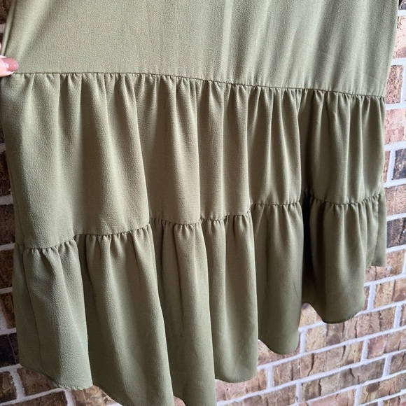 Elegant Green Tunic Top with Flowing Silhouette - Picture 4 of 6